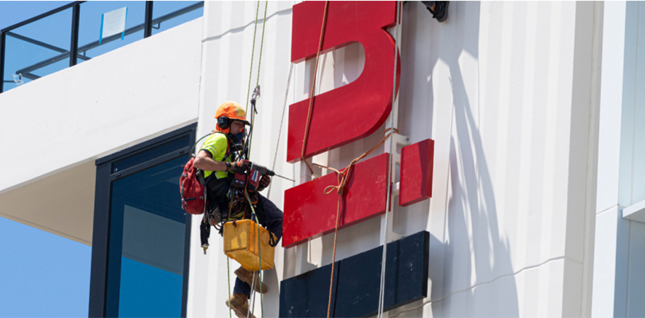 montaje-si-demontaje-sisteme-publicitare-cu-alpinisti-utilitari