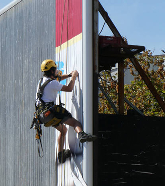 servicii-de-mentenanta-sisteme-de-publicitate-cu-alpinisti